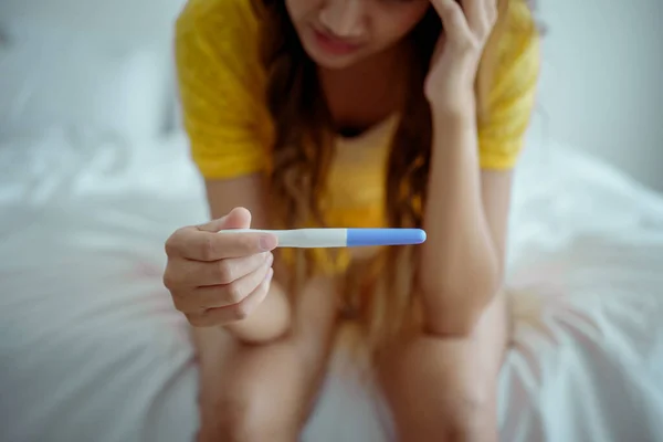 Young Asian Young Woman Feeling Shock Look Positive Pregnancy Test — Stock Photo, Image