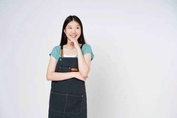 Szczęśliwa Kobieta Szef Kuchni Lub Gotować Fartuchu Stojąc Odizolowany Białym — Zdjęcie stockowe