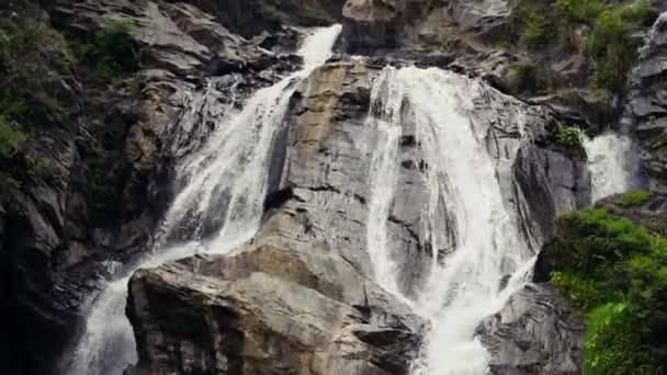 Close Waterfall Water Splashing Rocks — Vídeo de Stock