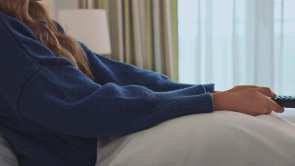 Close Dari Tangan Wanita Dengan Remote Control Menonton Tempat Tidur — Stok Video