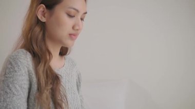 Genç bayan sabahları bir bardak taze su içiyor..