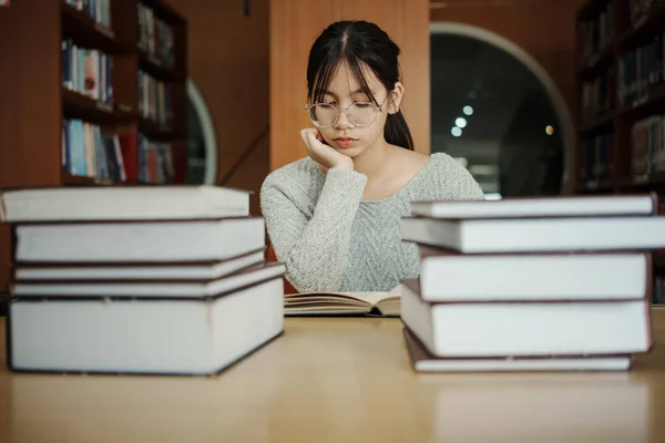 Estudiante Asiática Lee Libros Biblioteca Universidad Chica Joven Cansada Estrés — Foto de Stock