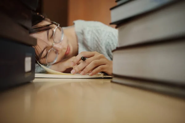 Chica Estudiante Cansada Con Gafas Tumbadas Libros Biblioteca — Foto de Stock