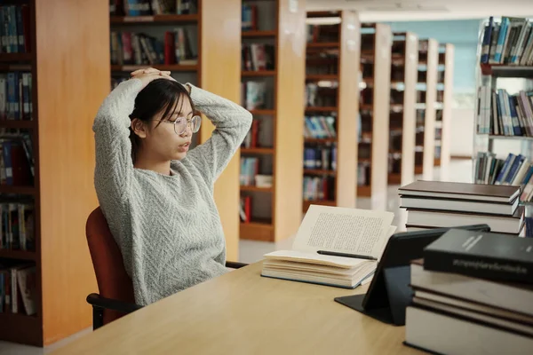 Estudiante Asiática Lee Libros Biblioteca Universidad Chica Joven Cansada Estrés — Foto de Stock