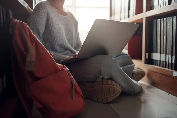 Estudiante Sentada Piso Usando Laptop Escribe Notas Para Papel Ensayo — Foto de Stock
