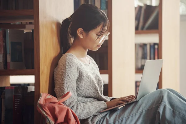 Estudiante Sentada Piso Usando Laptop Escribe Notas Para Papel Ensayo — Foto de Stock