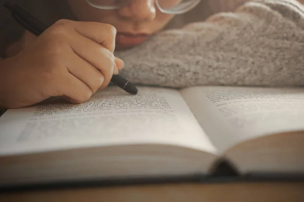 Aburrido Estudiante Chica Acostada Libro Lectura Libro Estudiante Chica Aburrido — Foto de Stock