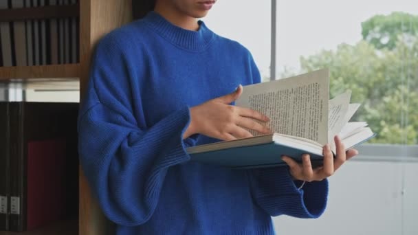 Μαθήτρια Που Διαβάζει Ένα Βιβλίο Στη Βιβλιοθήκη Εκπαιδευτική Και Μαθησιακή — Αρχείο Βίντεο
