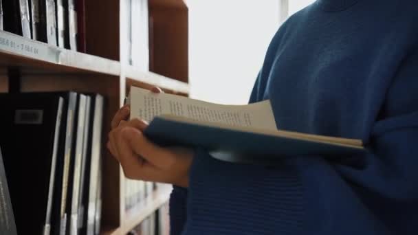 Estudiante Leyendo Libro Biblioteca Concepto Educación Aprendizaje — Vídeo de stock