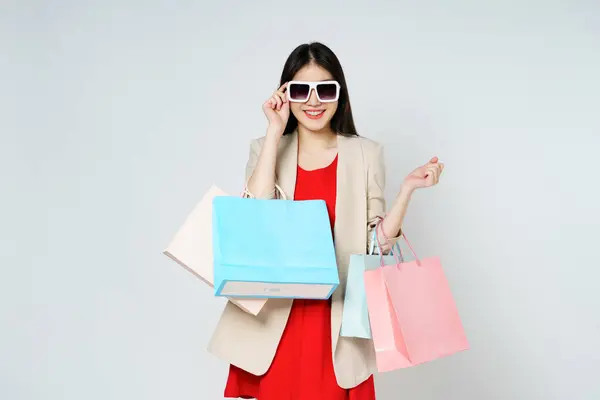 Junge Frau Mit Sonnenbrille Und Einkaufstaschen Auf Weißem Hintergrund — Stockfoto