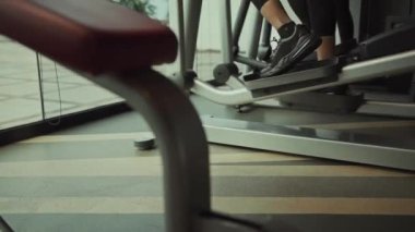 Spor salonundaki kadın koşu bandında koşarak egzersiz yapıyor. Spor salonunda egzersiz yapma kavramı.