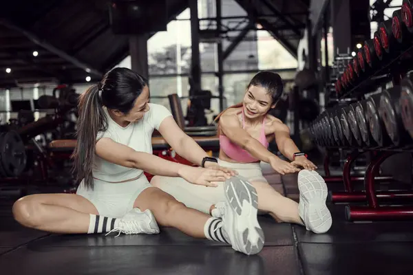 Fitness Rozciąganie Dwie Kobiety Siłowni Rozgrzewkę Treningu Treningu Ciała Wellness — Zdjęcie stockowe