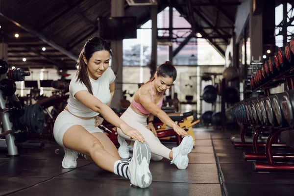 Fitness Rozciąganie Dwie Kobiety Siłowni Rozgrzewkę Treningu Treningu Ciała Wellness — Zdjęcie stockowe