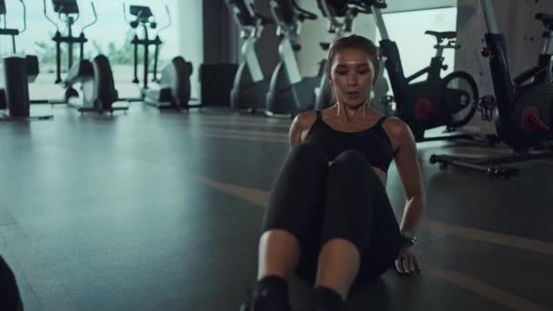 Νεαρή Γυναίκα Κάνει Κοιλιακούς Κάνει Γυμναστική Στο Γυμναστήριο Υγιεινός Τρόπος — Αρχείο Βίντεο