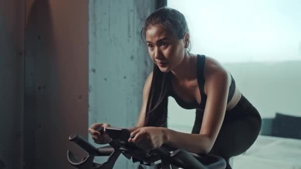 Sportovní Žena Cvičení Cyklistika Stacionárním Kole Tělocvičně — Stock video