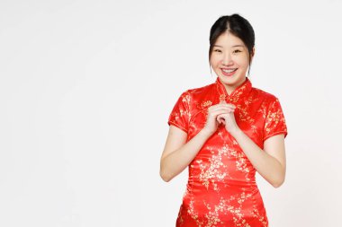 Yeni Çin yılın kutlu olsun. Geleneksel Cheongsam Qipao elbisesi giyen Asyalı kadın beyaz arka planda izole edilmiş tebrik jesti yapıyor..