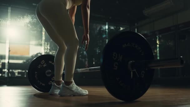 Spor Salonunda Ağırlık Kaldıran Genç Bir Kadın Güçlü Vücut Ağırlık — Stok video