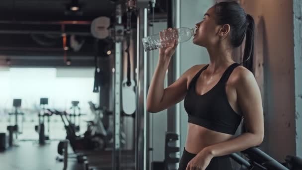Młoda Azjatka Pijąca Wodę Butelki Podczas Treningu Siłowni Fitness Sportowiec — Wideo stockowe