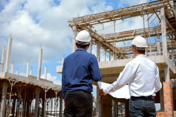 Two Engineer Working Checking Plan Construction Site — Stock Photo, Image