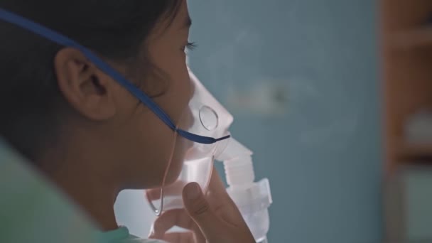 亚洲女孩戴着氧气面罩 通过医院的雾化器呼吸 — 图库视频影像