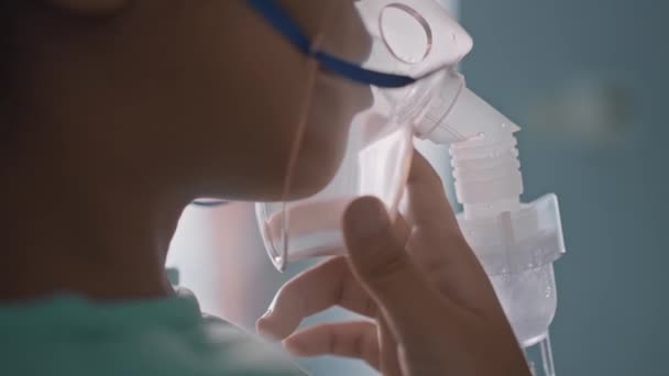 Azjatka Maskę Tlenową Oddycha Przez Nebulizator Szpitalu — Wideo stockowe