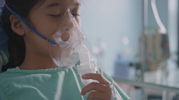 Asijské Dívka Kyslíkovou Maskou Dýchání Přes Nebulizátor Nemocnici — Stock video