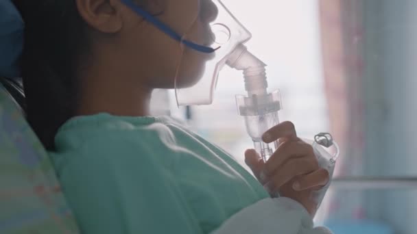 Azjatka Maskę Tlenową Oddycha Przez Nebulizator Szpitalu — Wideo stockowe