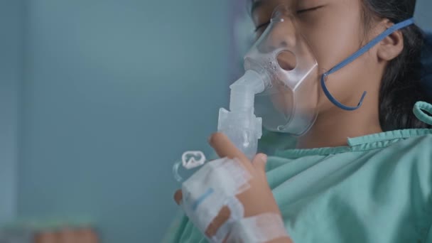 Asiática Chica Teniendo Una Máscara Oxígeno Respiración Través Nebulizador Hospital — Vídeo de stock