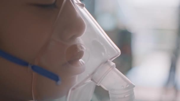 Asijské Dívka Kyslíkovou Maskou Dýchání Přes Nebulizátor Nemocnici — Stock video