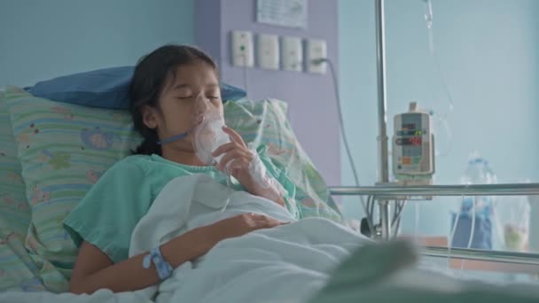 Азіатська Дівчина Має Кисневу Маску Дихає Через Туманність Лікарні — стокове відео