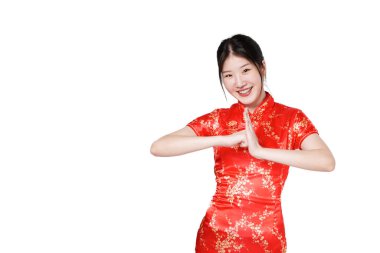 Yeni Çin yılın kutlu olsun. Geleneksel Cheongsam Qipao elbisesi giyen Asyalı kadın beyaz arka planda izole edilmiş tebrik jesti yapıyor..