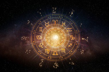 Burç dairesinin içinde burç işaretleri var. Astroloji gökyüzünde birçok yıldız ve ay ile astroloji ve burçlar kavramı