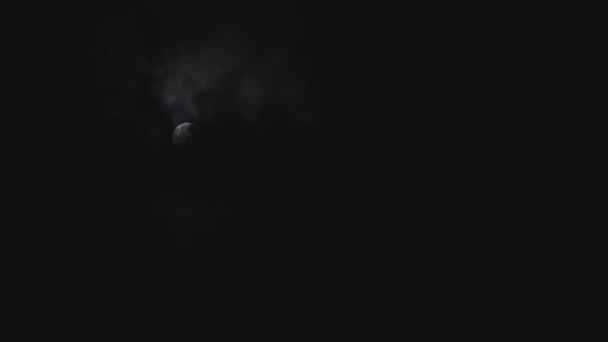 Geceleri Bulutlar Ayın Önünden Geçiyor Gerçek Zamanlı Bulutlarla Dolu Bir — Stok video