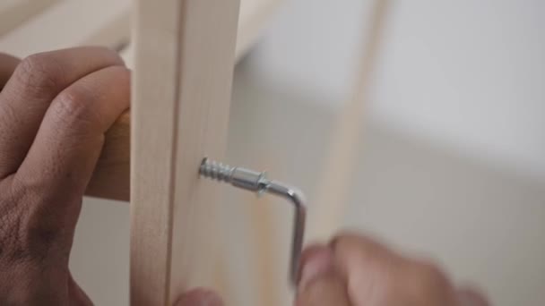 Zbliżenie Ręki Mężczyzny Który Dokręci Nakrętkę Pomocą Narzędzia Zdjęciu Drewniany — Wideo stockowe