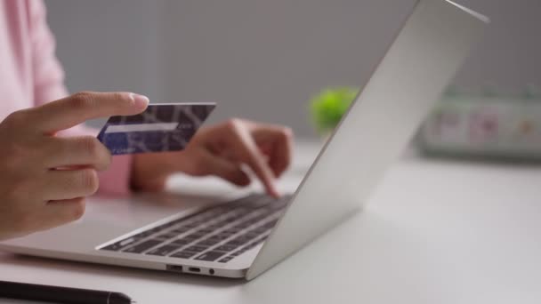 Fiatal Nők Keze Vásárol Online Hitelkártyával Használja Laptopot Online Tranzakciókat — Stock videók