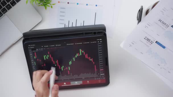 平板电脑和女人与股票市场的评论 数据分析投资 增长和信息 数字触摸屏 经济和贸易方面的投资者 金融专家和软件 — 图库视频影像