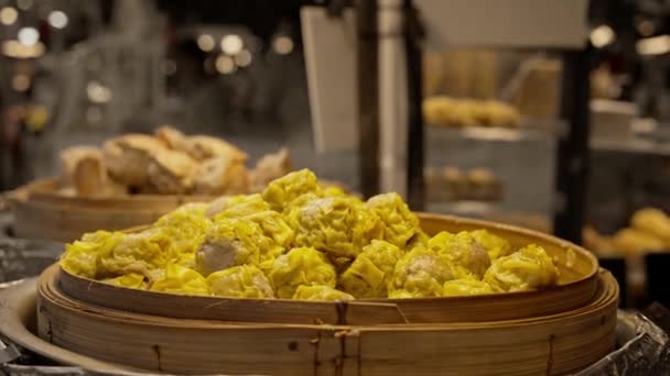Ατμός Wontons Delicious Κινέζικα Ζυμαρικά Στη Νυχτερινή Αγορά Τροφίμων Δρόμο — Αρχείο Βίντεο