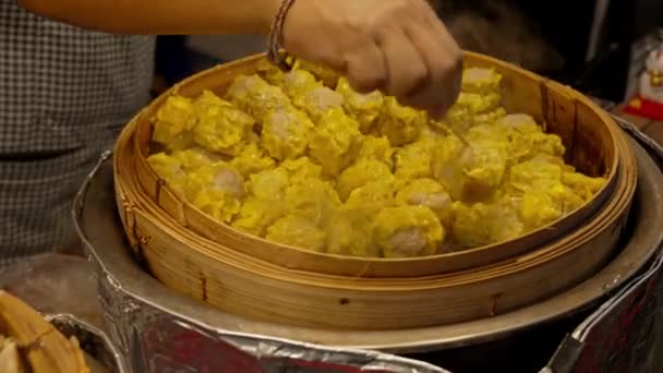 Ατμός Wontons Delicious Κινέζικα Ζυμαρικά Στη Νυχτερινή Αγορά Τροφίμων Δρόμο — Αρχείο Βίντεο