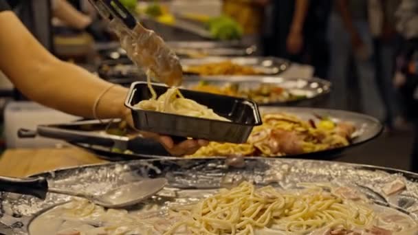Chef Hand Pick Pasta Met Romige Saus Met Spek Binnen — Stockvideo