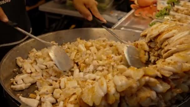 Asiatisk Street Food Kok Madlavning Omrøres Stegte Blæksprutte Til Salg – Stock-video