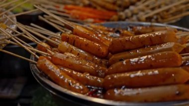 Yerel Asya sokak yemekleri: Geleneksel Tayland BBBQ Sosisleri ve Gece Marketinde Köfte