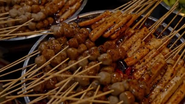 Lokalna Azjatycka Street Food Tradycyjne Tajskie Kiełbaski Grillowe Klopsiki Nocnym — Wideo stockowe