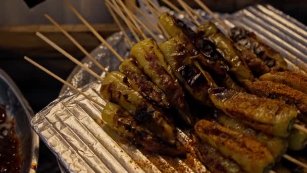 아시아 시장에서 전통적인 바베큐 소시지와 미트볼 — 비디오