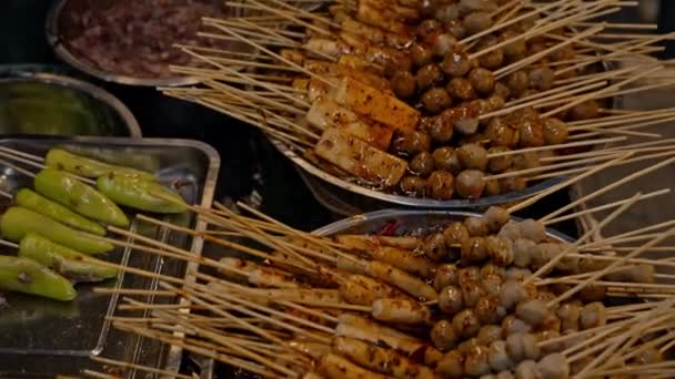 Lokal Asiatisk Gatumat Traditionell Thailändsk Grillkorv Och Köttbulle Nattmarknaden — Stockvideo