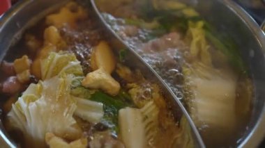 Shabu shabu ve sukiyaki Japon usulü yemekler, yarısı haşlanmış, yarısı yenmeye hazır, sığır eti dilimi. Japon Asya usulü lezzetli, sağlıklı, Shabu yemeği..