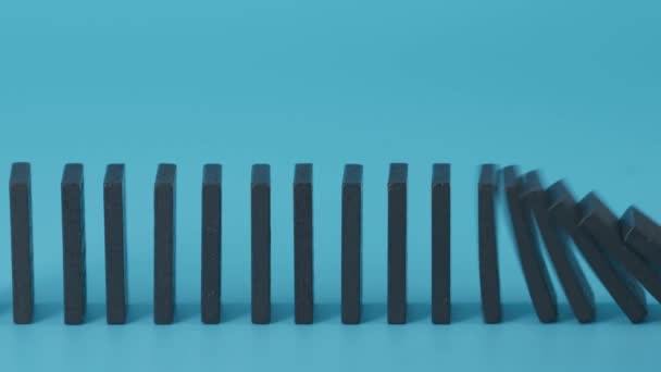 Domino Effekt Rad Dominoeffekt Faller Ner Blå Bakgrund — Stockvideo