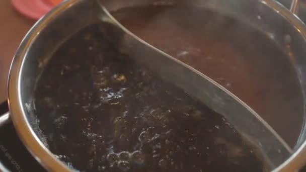 Shabu Shabu Και Sukiyaki Γιαπωνέζικο Φαγητό Μισή Κατσαρόλα Ζεστή Σούπα — Αρχείο Βίντεο