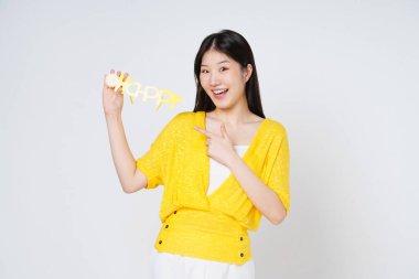 Elindeki Asyalı genç kadın Mutlu gözlükler beyaz arkaplanı izole eder.