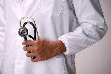 Steteskoplu doktor beyaz arka planda..