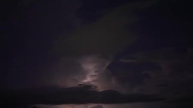 Karanlık fırtına bulutlarında şimşekler çakar. Fırtınadan önce kara bulutlar.